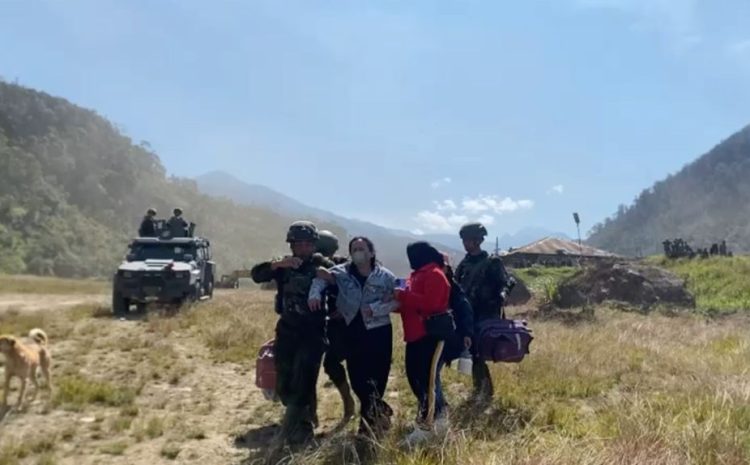  Pangkoops TNI Habema Perintahkan Evakuasi Udara Istri Almarhum Aris Sanda dari Mbua ke Wamena 