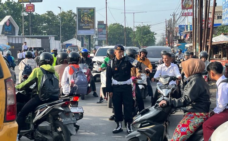  Urai Kepadatan Lalu Lintas Pagi Hari, Brimob Polda Sumut Kawal Kelancaran di Simpang Pajak Tuasan Medan
