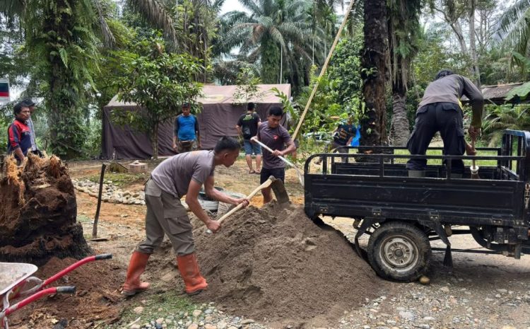  Sentuhan Kemanusiaan di Langkat, Brimob Batalyon A Gotong Royong Perbaiki Jembatan Pendidikan