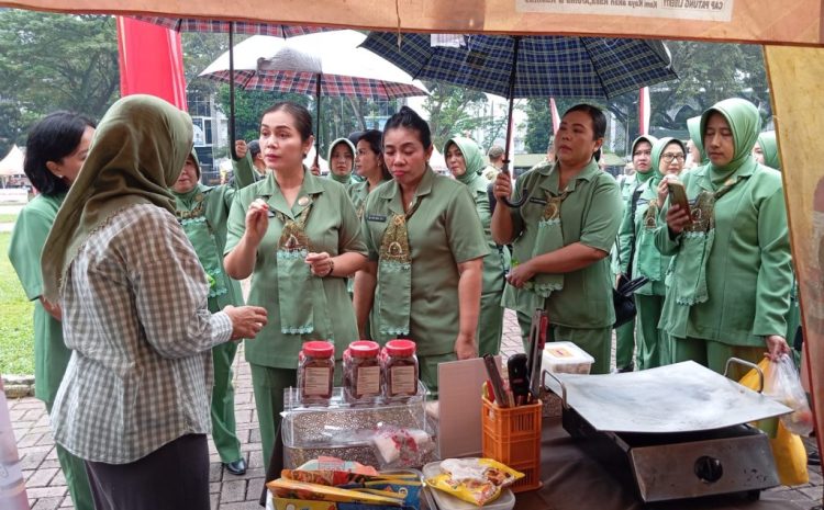  Persit PD I/BB Serahkan Bantuan Sembako kepada KBT,Bazar HUT ke-81 TNI Disambut Antusias Warga Medan
