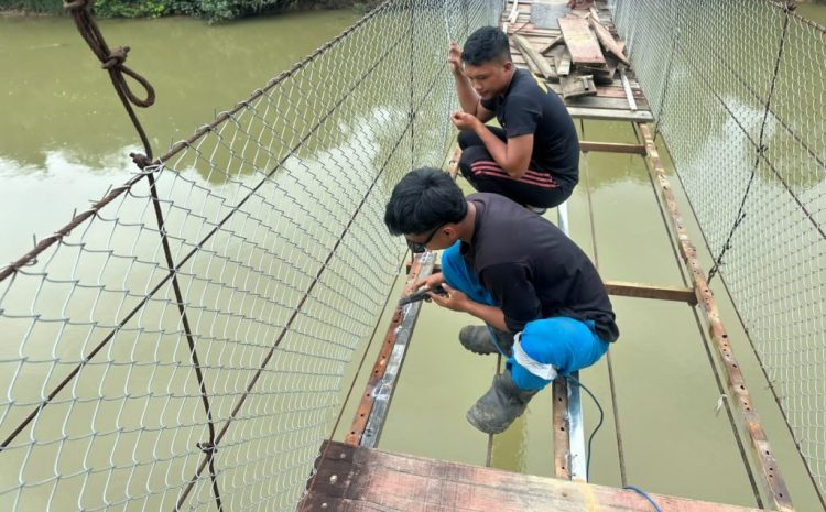  Hari Kedua, Brimob Sumut Lanjutkan Renovasi Jembatan Pendidikan di Besitang