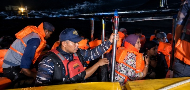  Mesin Kapal Mati Dihantam Gelombang, Kodaeral I dan Tim SAR Evakuasi 21 Penumpang KM Anugerah Jaya