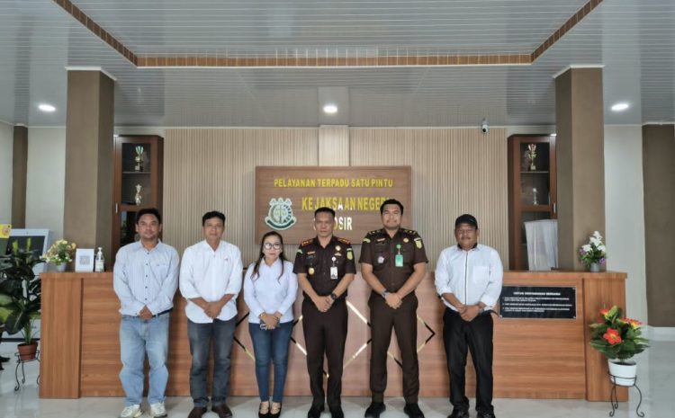  Kajari Samosir Sambut Hangat Silaturahmi Forwaka
