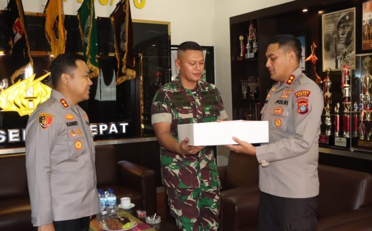  Perkuat Sinergitas TNI-Polri,Kapolres Binjai dan Kapolres Langkat Berikan Surprise HUT TNI ke-81