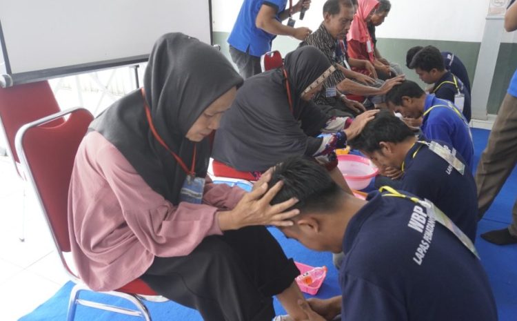  Momen Haru Pembasuhan Kaki Orang Tua di Lapas Pematangsiantar