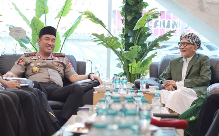  Perkuat Sinergi dengan Ulama,Kapolri Silaturahmi dengan Rais Aam PBNU di Surabaya