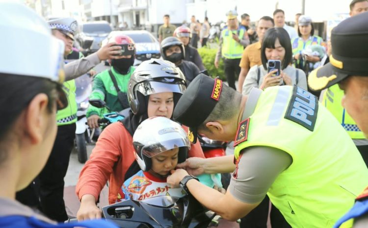  Peduli Keselamatan, Kapolda Sumut Turun Langsung Bagikan Helm dan Imbau Tertib Lalu Lintas
