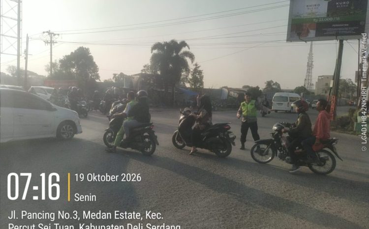  Bantu Kelancaran Aktivitas Warga Pagi Hari, Personel Brimob Polda Sumut Bersiaga di Persimpangan Padat Lalu Lintas