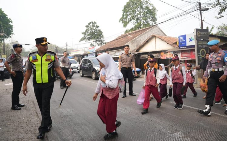  Peduli Keselamatan Pelajar, Kapolda Banten Turun Langsung Atur Lalu Lintas di Depan SDN Banjar Sari 2