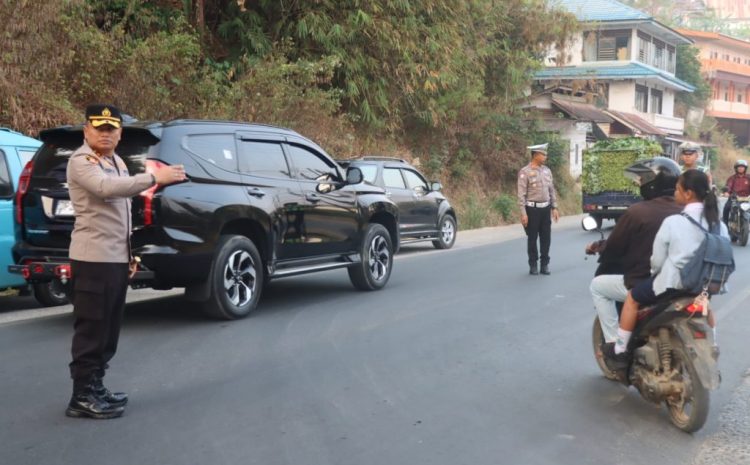  Kapolres Toraja Utara Turun Langsung Atur Lalu Lintas, Bantu Anak Sekolah Menyeberang Jalan