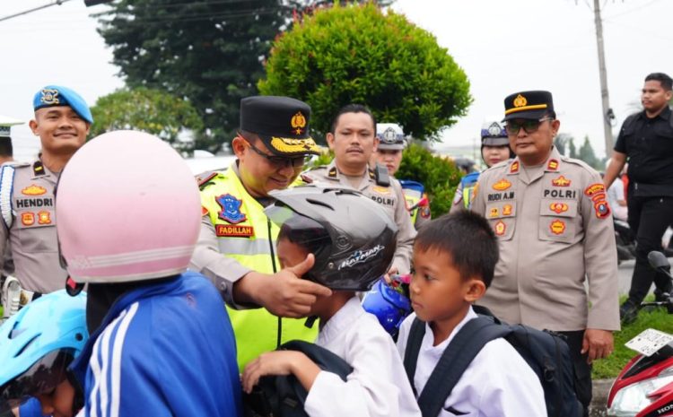  Wakapolda Sumut Turun ke Jalan, Bagikan Helm dan Ajak Warga Tertib Berlalu Lintas