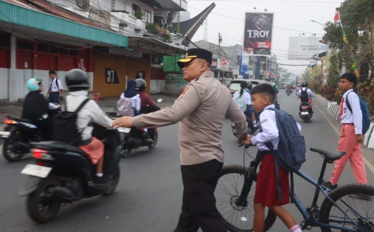  Kapolres Toraja Utara Turun Langsung Atur Lalu Lintas, Bantu Anak Sekolah Menyeberang